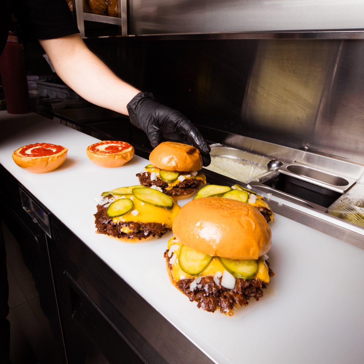 خط تجهيز البرجر — بناء الطبقات | Burger assembly line with toppings