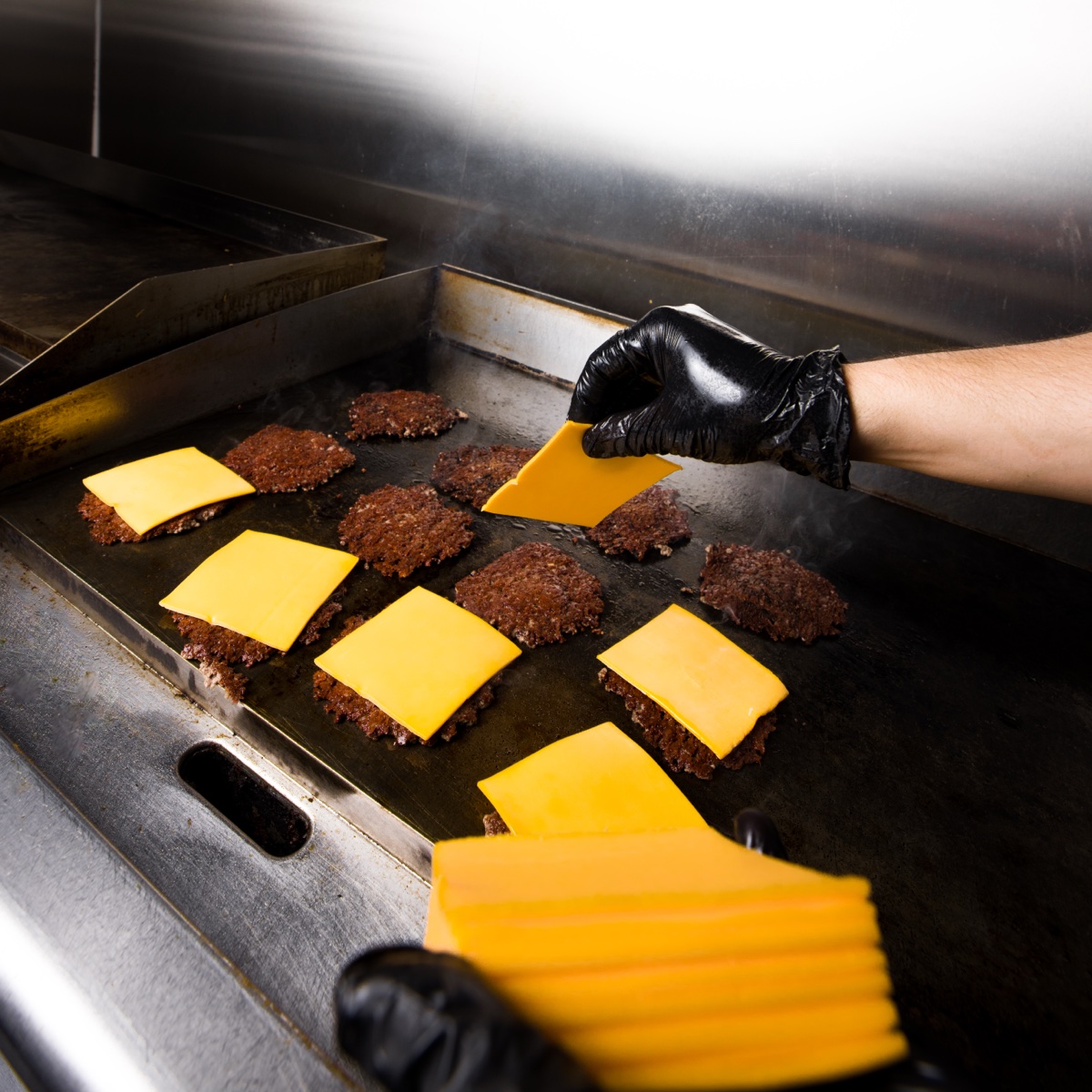 وضع الجبنة على اللحم المقرمش | Placing cheese on crusty smashed patties