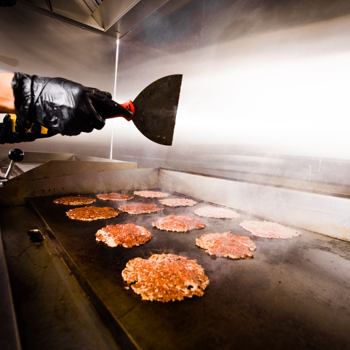 سماش برجر على الشواية مع البخار | Smashing patties on the hot griddle with steam